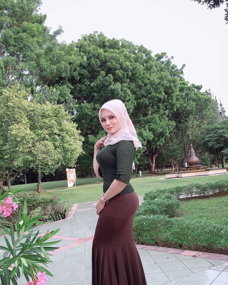 Amalia Ustarkhanova in tight hijab