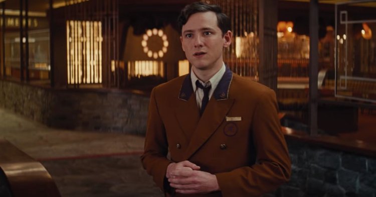 Lewis Pullman no good at the El Hotel