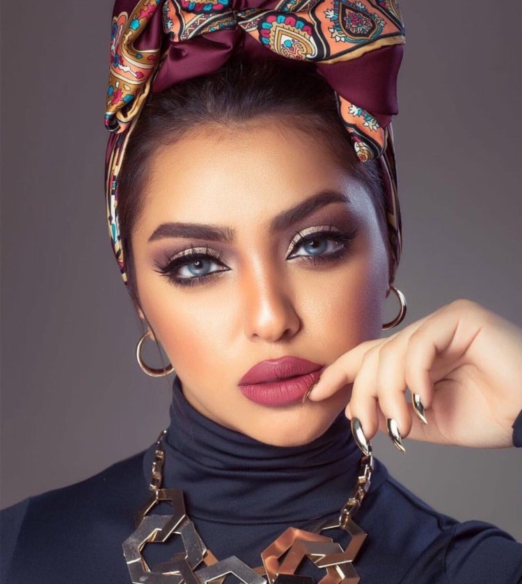 Iranian model with bright makeup