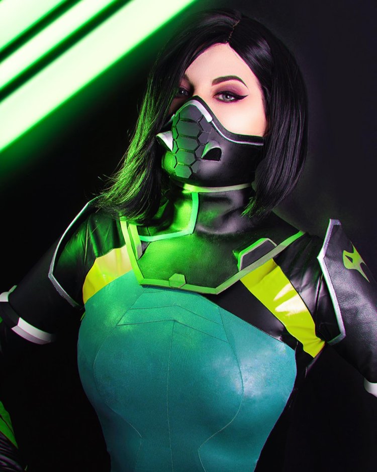 Reyna Valorant cosplay