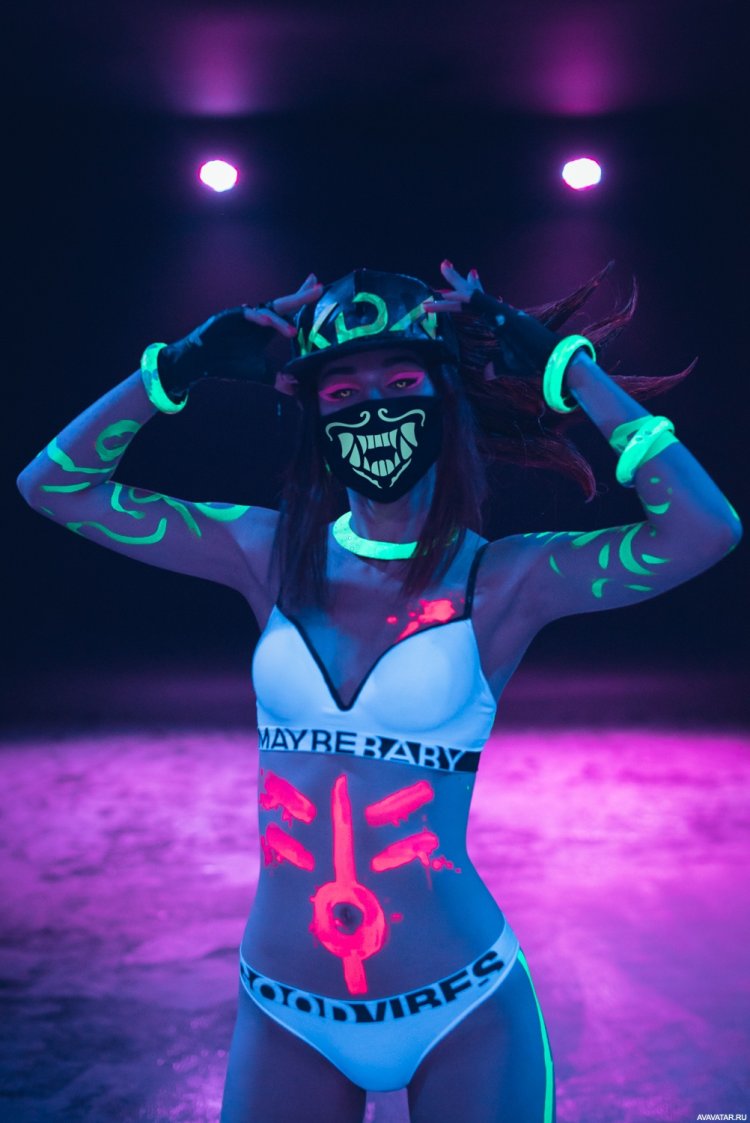 Akali neon cosplay
