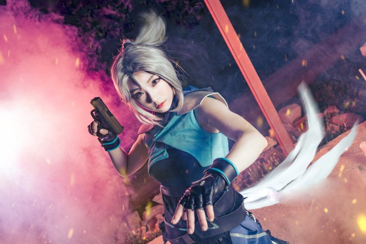 Valorant Jett cosplay