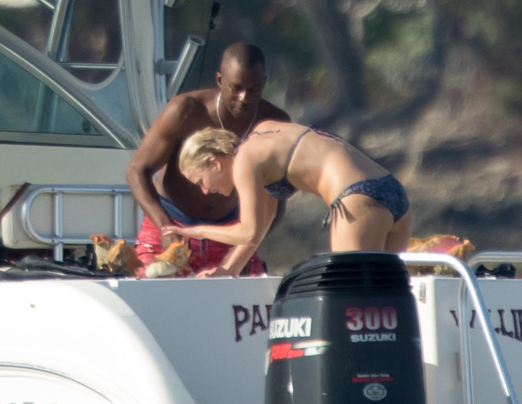 Jennifer Lawrence paparazzi in swimsuit