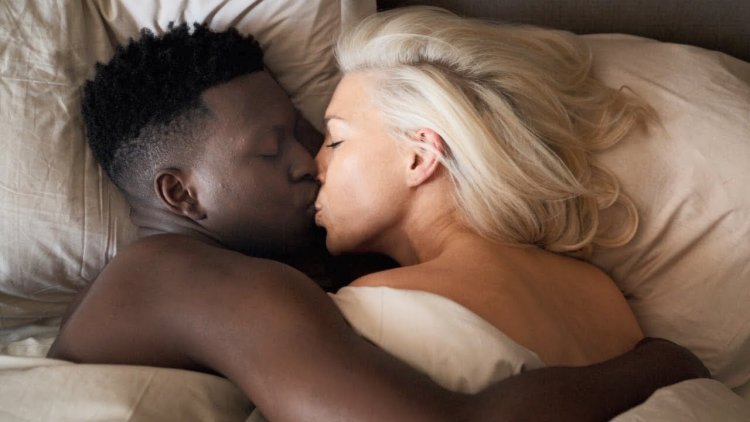 Rebecca and Mancia kiss