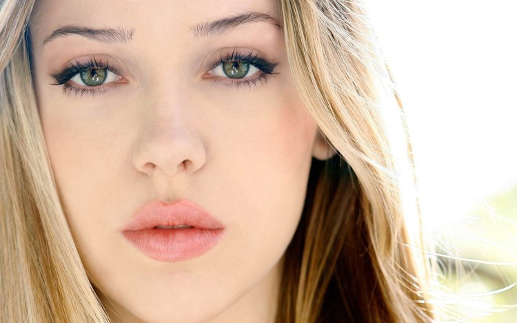 Blond girl with green eyes