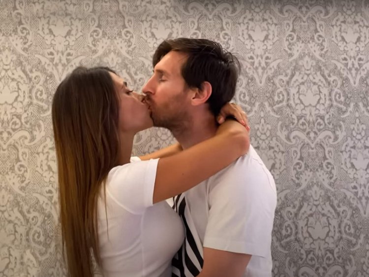 Messi and Antonella Roccuzzo kissing