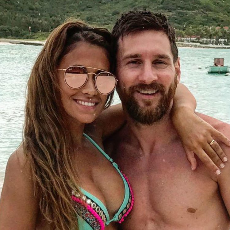 Lionel Messi and his wife on the beach