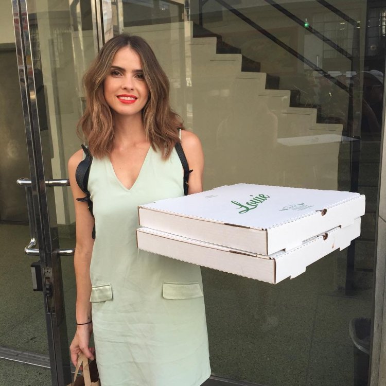 Shelley Hennig selfie