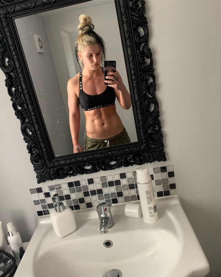 Toni Storm selfie
