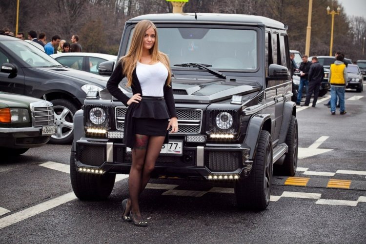 Mercedes-Benz Gelendvagen and girls