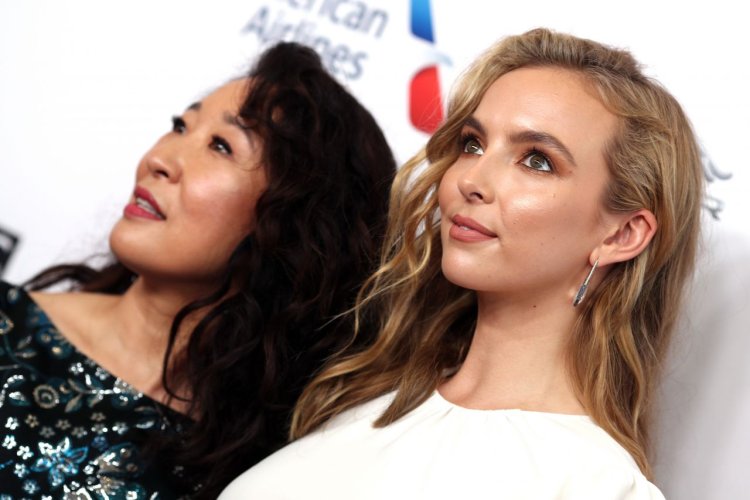 Jodie Comer and Sandra oh kiss