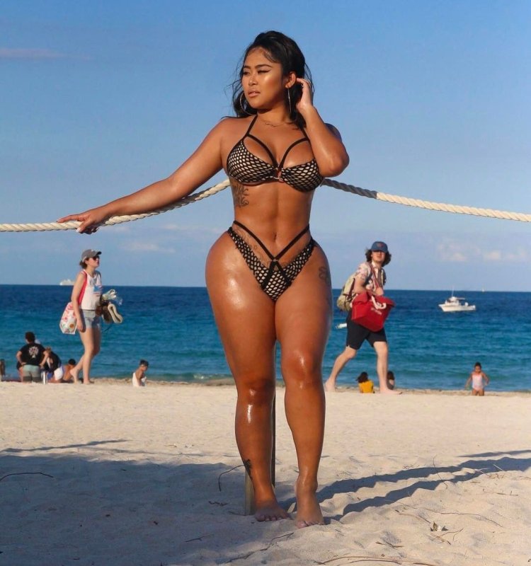 Curvy brazilian women