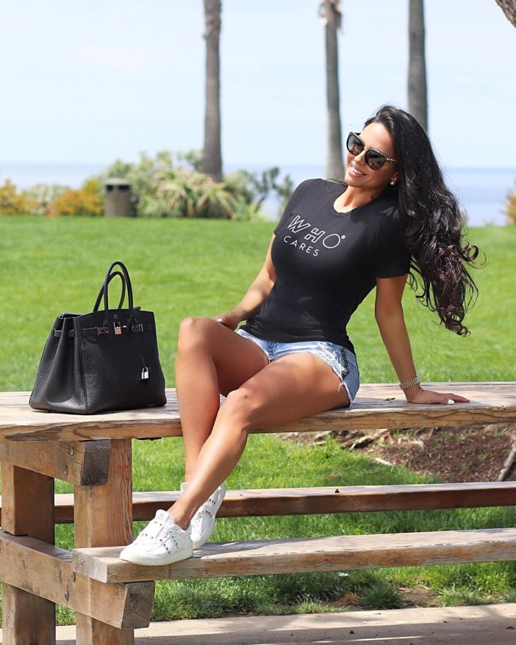 Model Shadi Cairo legs