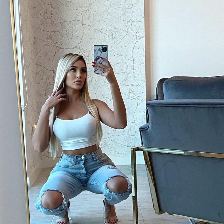 Renee Estella @reneeestella