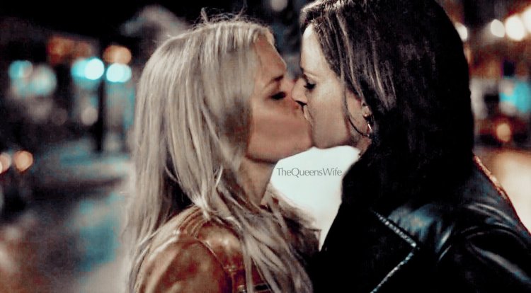Emma Swan and Regina kiss