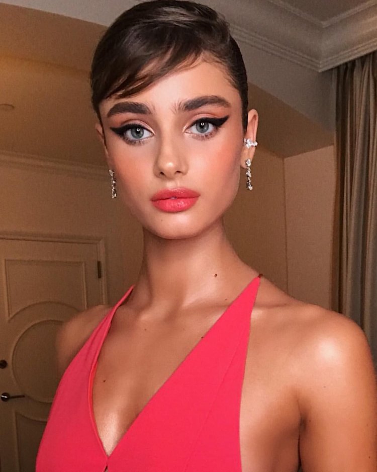 Taylor hill hair