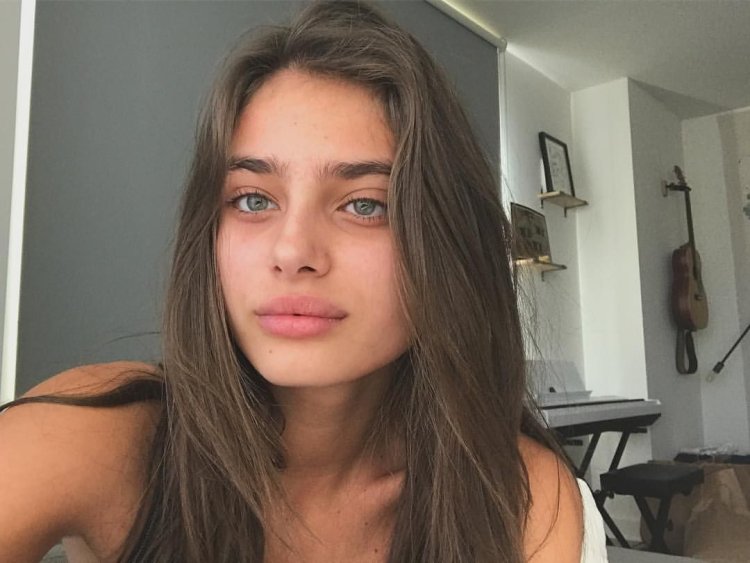 Taylor hill smile teeth