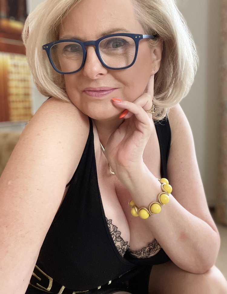 Ellie Fanning home selfie