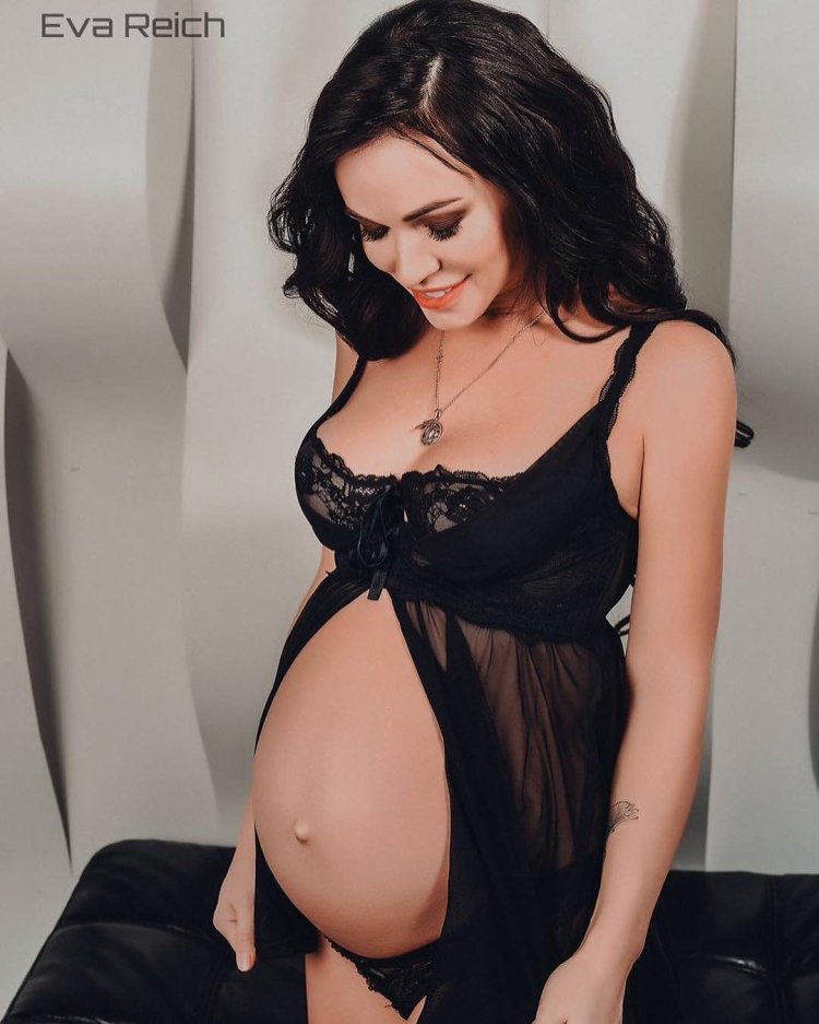 Evgenia Shamaeva is pregnant in Lingerie