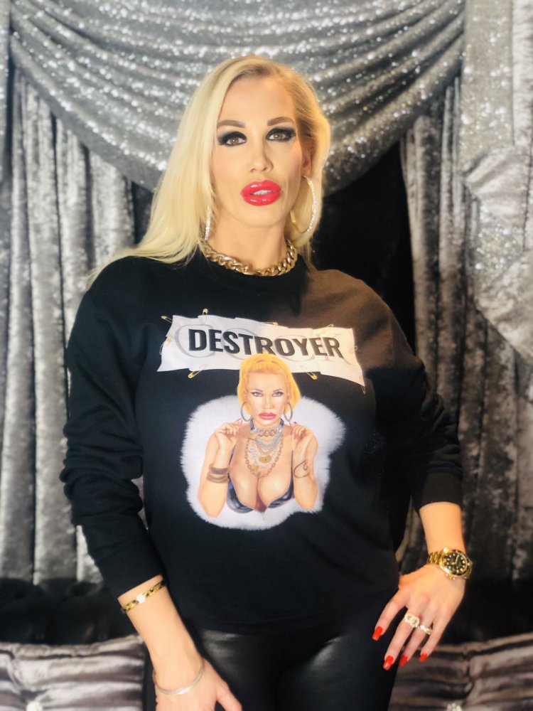 Rebecca Moore in mini