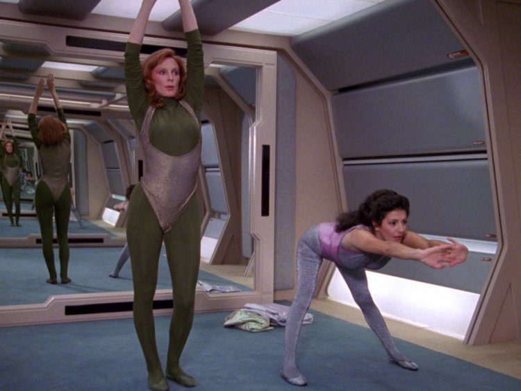 Gates MCFADDEN in a swimsuit