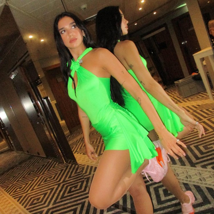 Yoga in bikini upscript