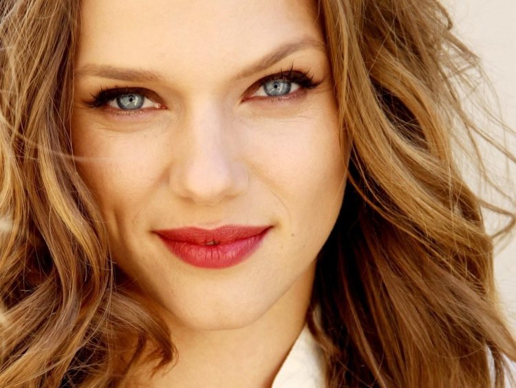 Tracey Spiridakos