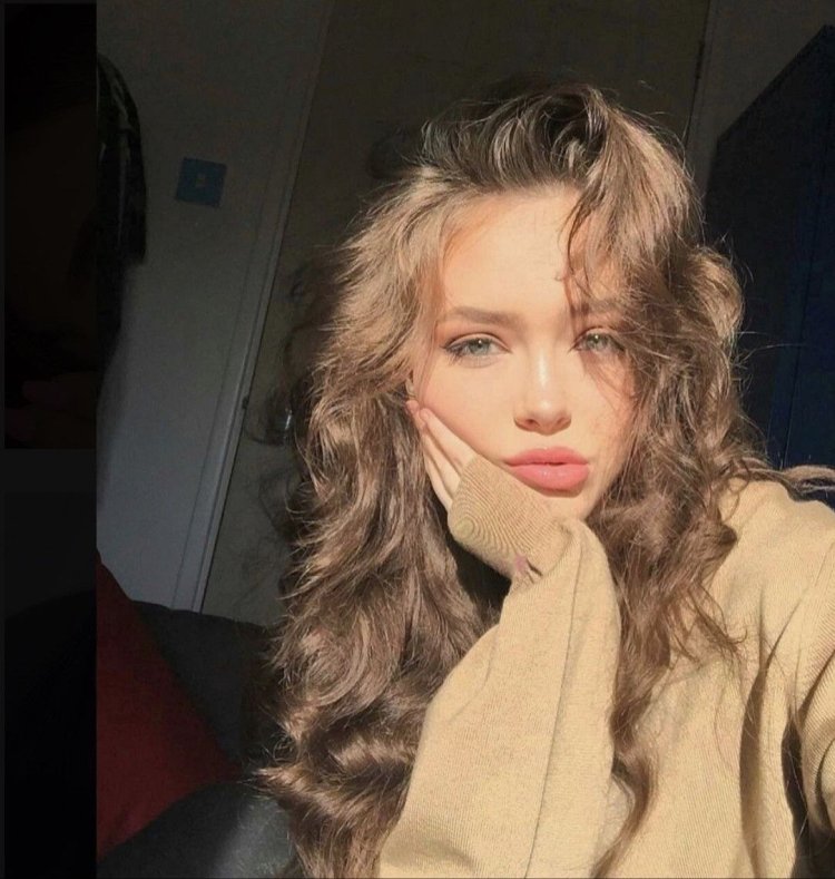 Teenage girls fashion selfie