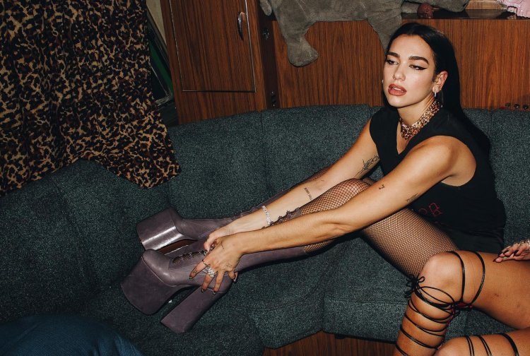 Dua lipa hot feet