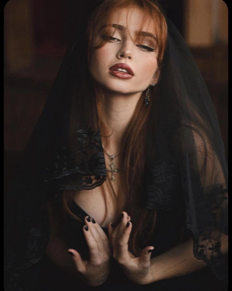 Dani Milokhina kissing