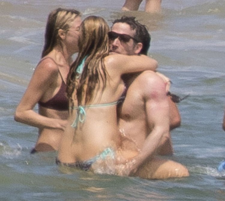 Blake Lively hot Ryan Reynolds at the beach