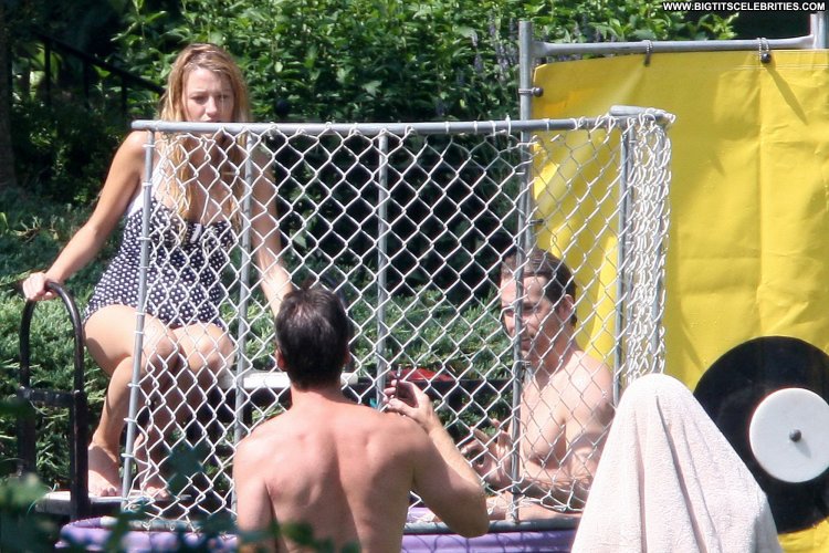 Blake Lively and Ryan Reynolds on the beach