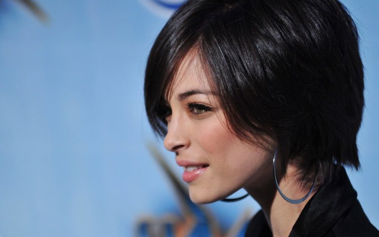Kristin Kreuk short hair