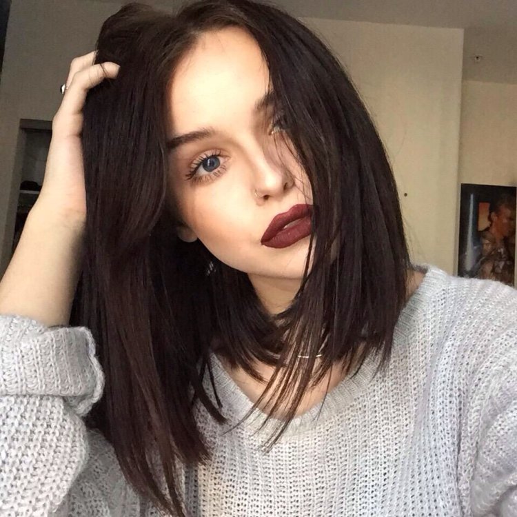 Acacia Brinley Clark brunette