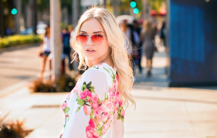 Blonde girl with glasses
