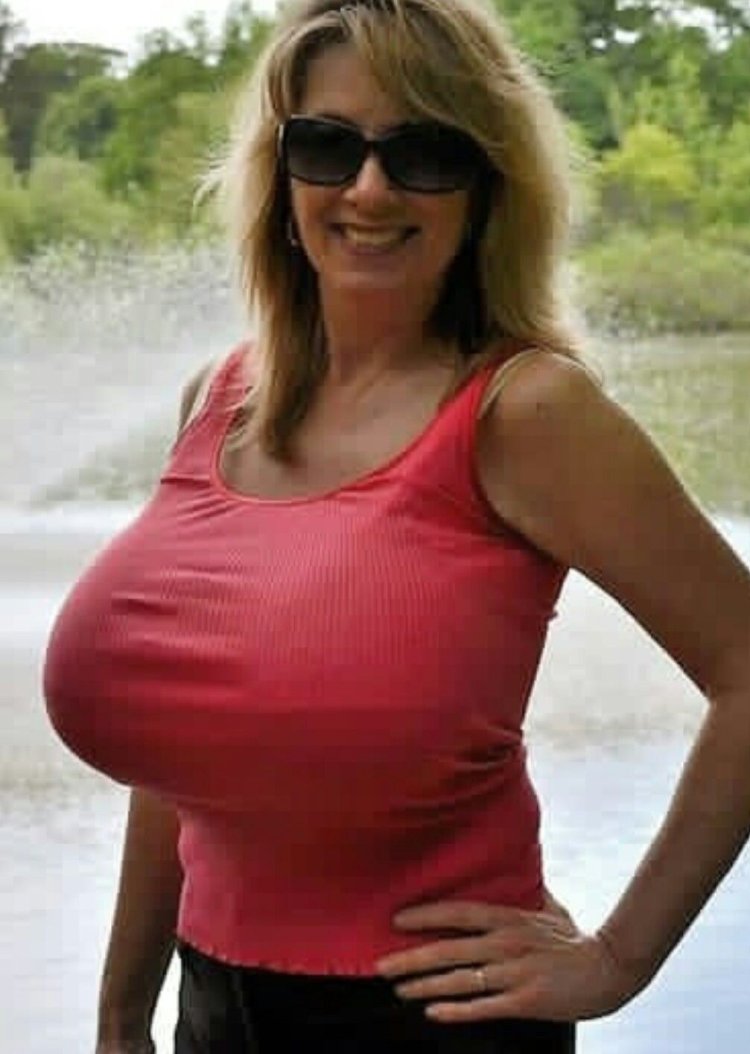 Huge breasts amateur