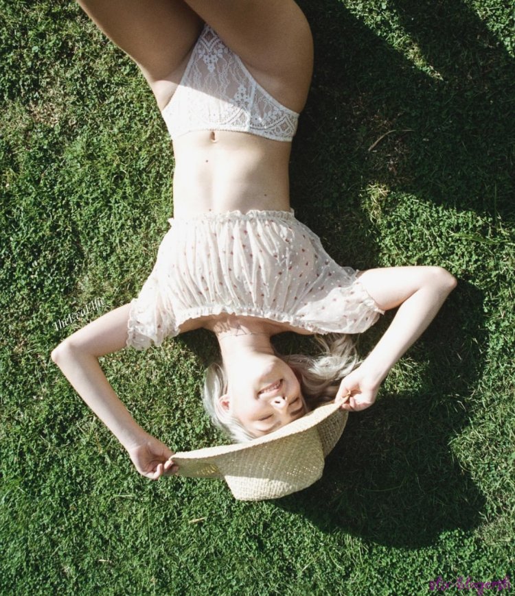 Eva Elfi photo without panties