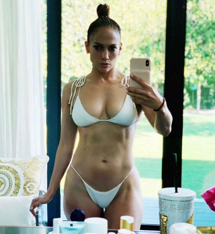 Jennifer Lopez in bikini