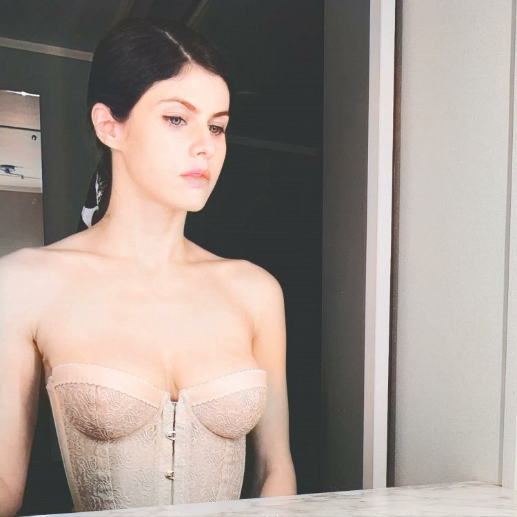 Alexandra Daddario topless