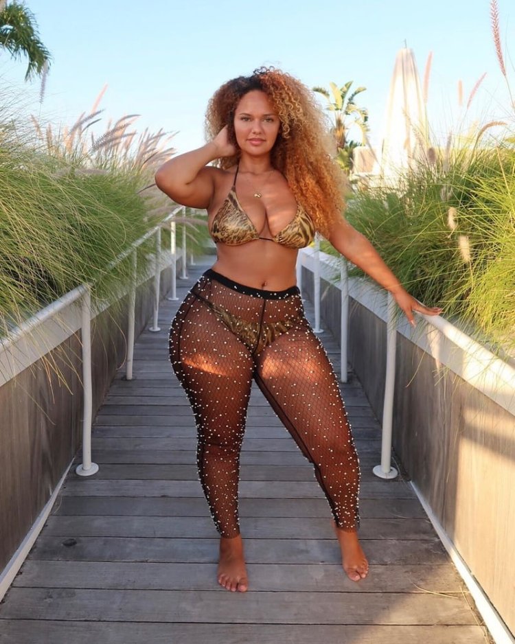 Model + size Pamela Alexandra