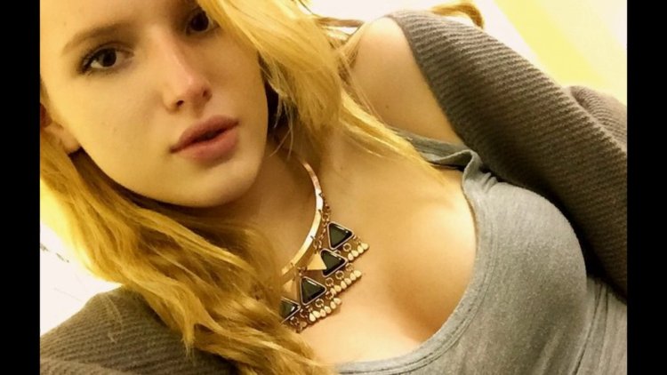 Bella Thorne breasts