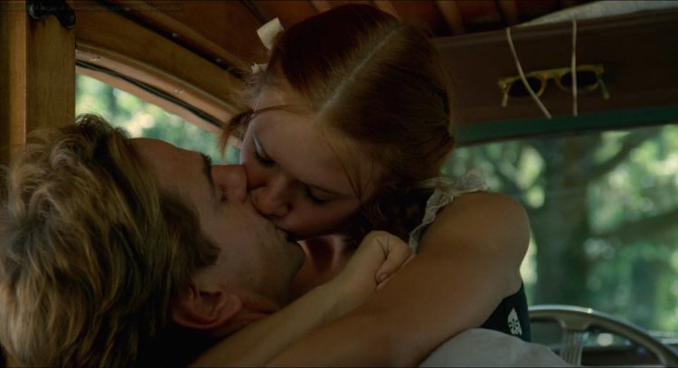 Dominique Swain and Jeremy Irons kiss