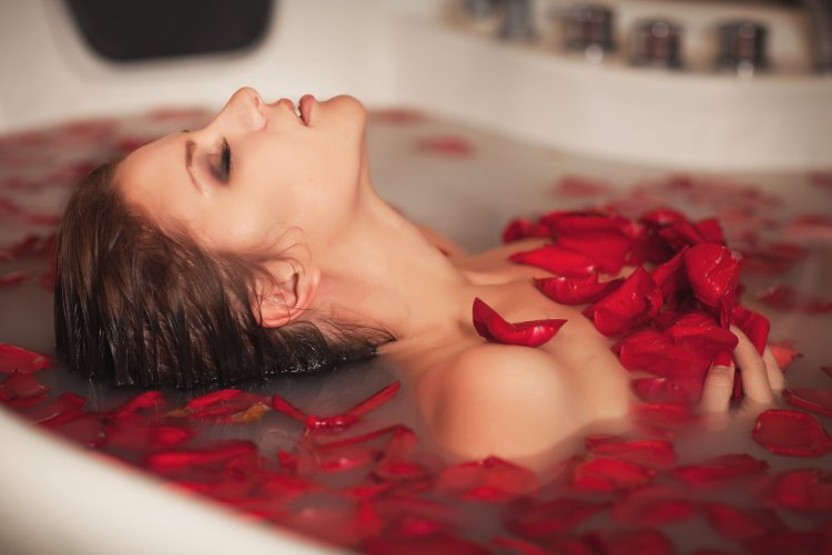 Photo shoot in the bath with rose petals