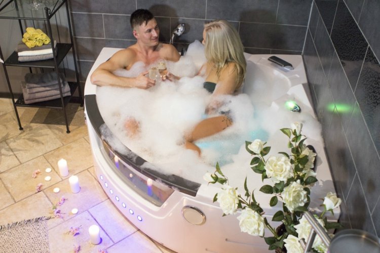 Romantic bath for two