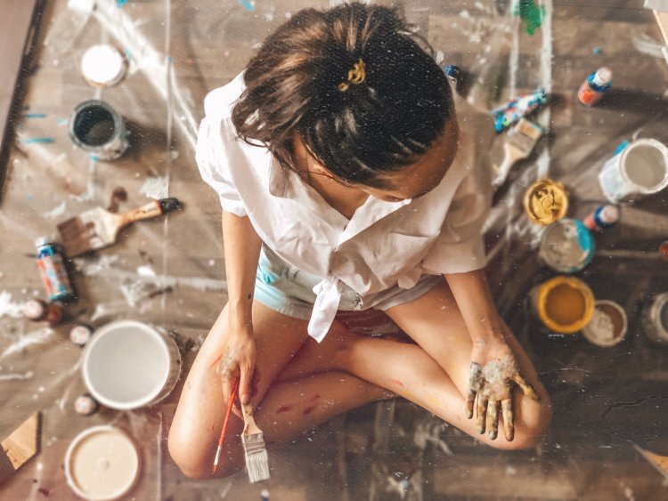 Photoshoot with paints in a shirt