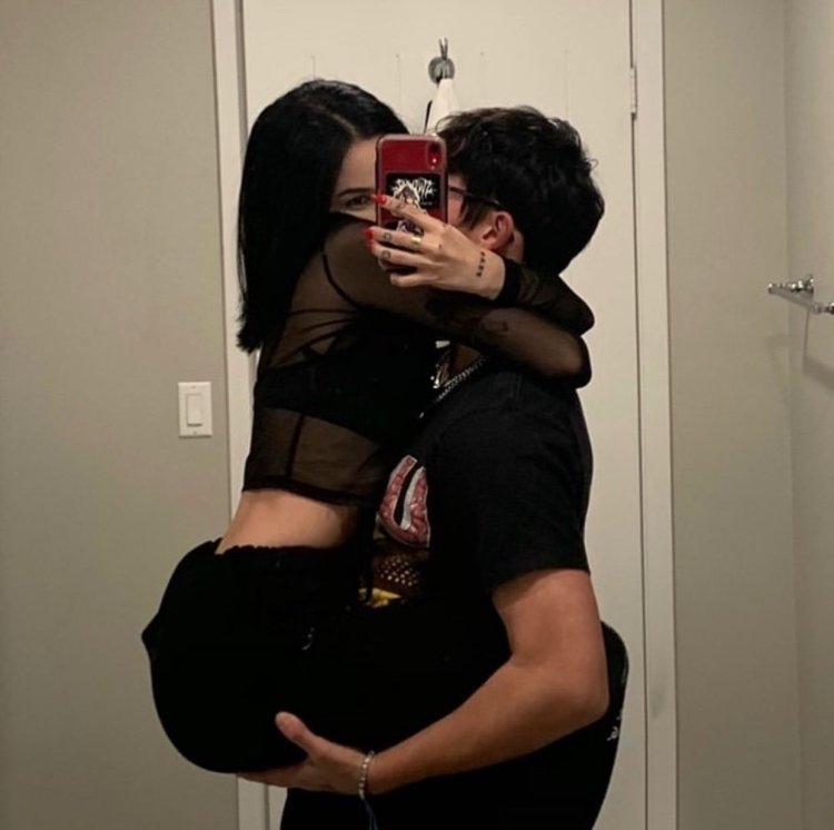 Maggie Lindemann kiss