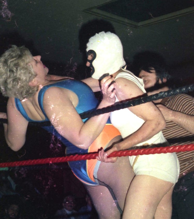 Women's wrestling in the circus