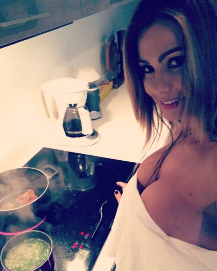 Esperanza Gomez no make up