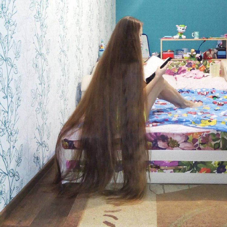 Svetlana Minikina long hair