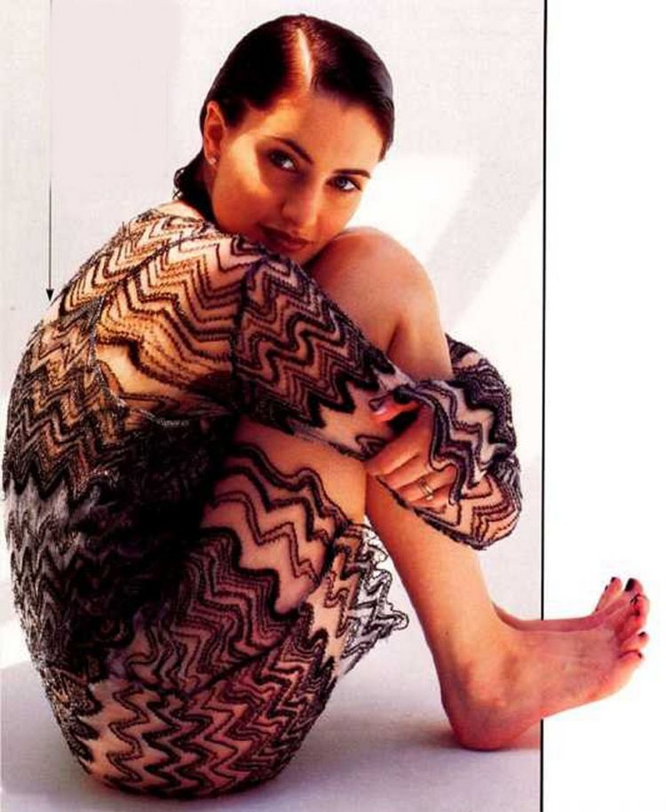 Carrie-Anne Moss footjob
